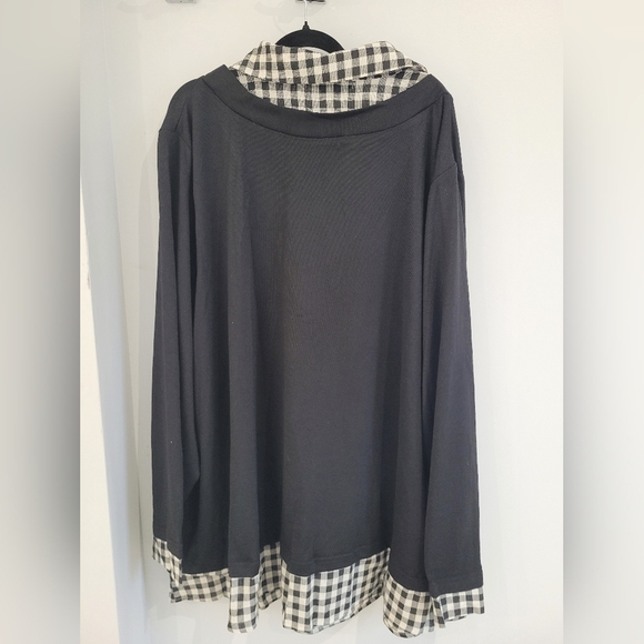 NWT- Black Vneck Sweater With Gigham Design At Collar And Hem-Size 28/5X - Picture 7 of 7